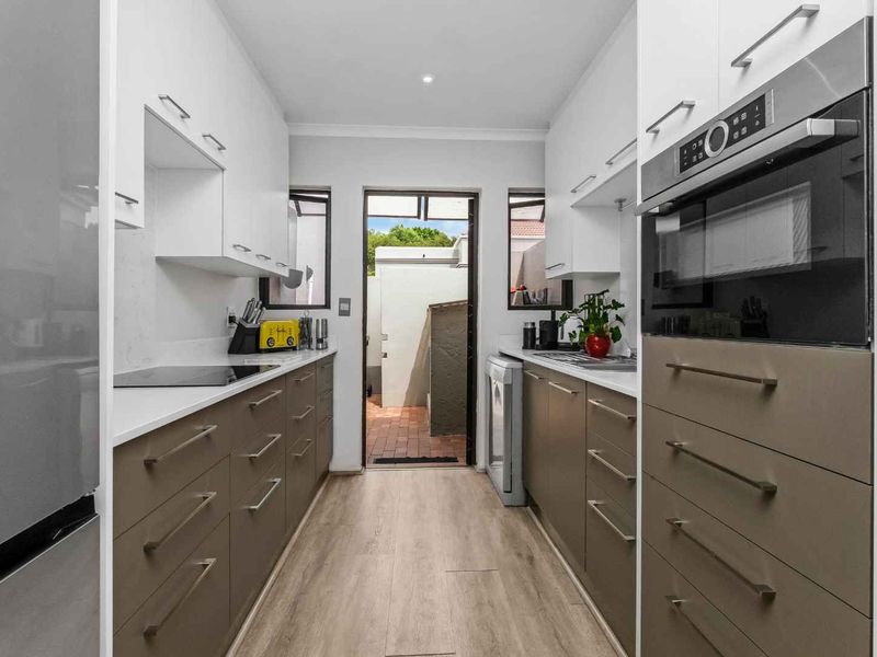 We all want light, bright and new in a home – THIS ONE IS ALL OF THIS AND MORE. - Photo 7