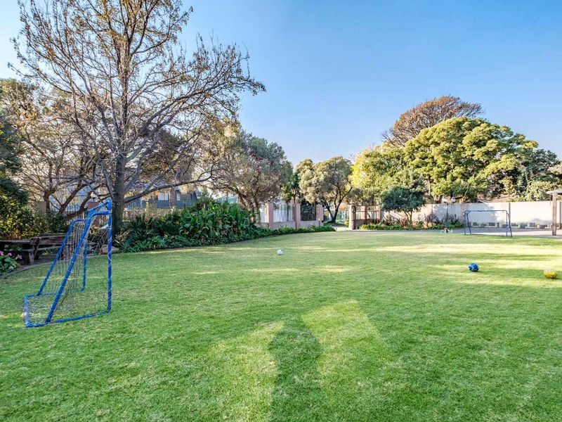 Luxurious 5-Bedroom Home situtated in Lakefield with Heated Pool & Borehole Access - Photo 3