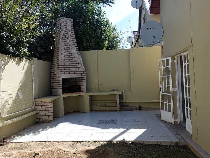 Very Spacious, Neat as a Pin Townhouse in Secure Complex with a Pet Friendly Garden - Photo 2