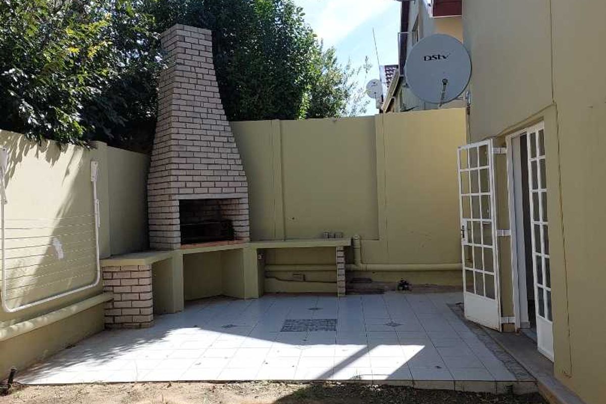 Very Spacious, Neat as a Pin Townhouse in Secure Complex with a Pet Friendly Garden - Photo 2