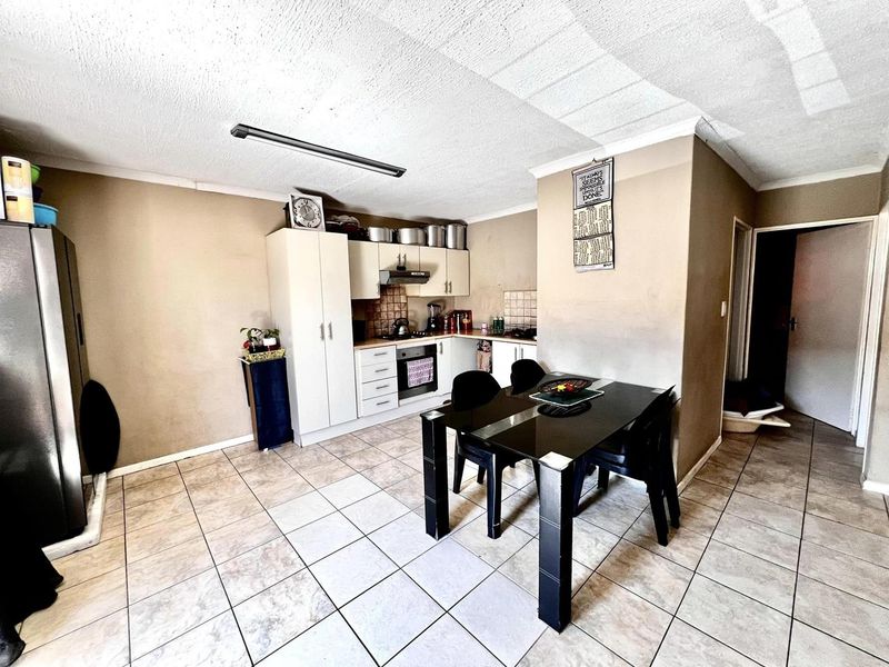 2 Bedroom Townhouse for Sale in Otjomuise - Photo 6