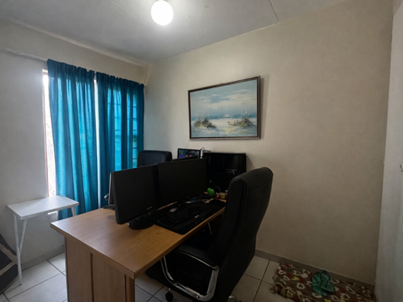 Secure & Stylish Townhouse Living in Langenhovenpark - Photo 8