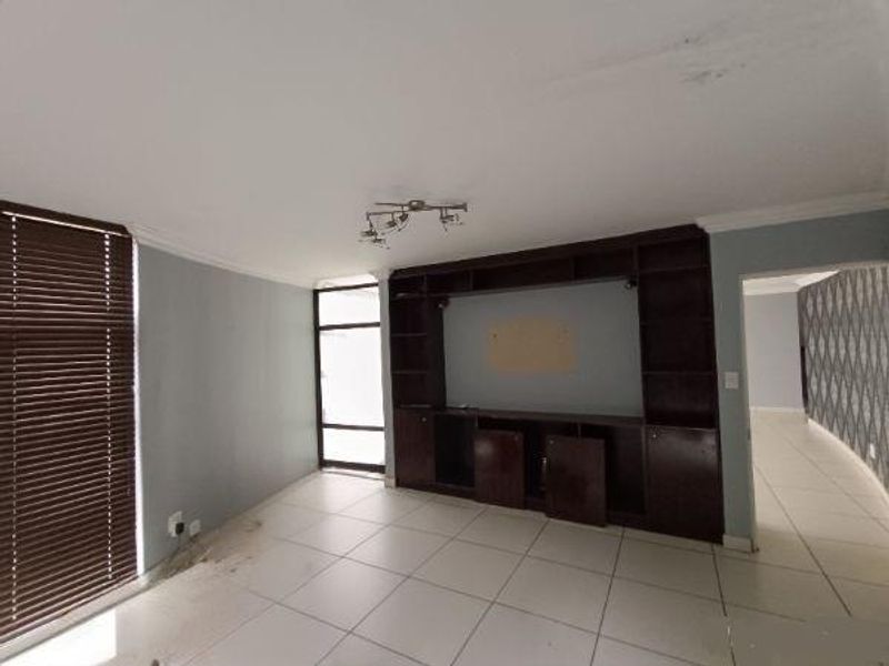 VALLEY VIEW ESTATE -  4 BEDROOM HOUSE WITH A GYM & STUDY - Photo 9