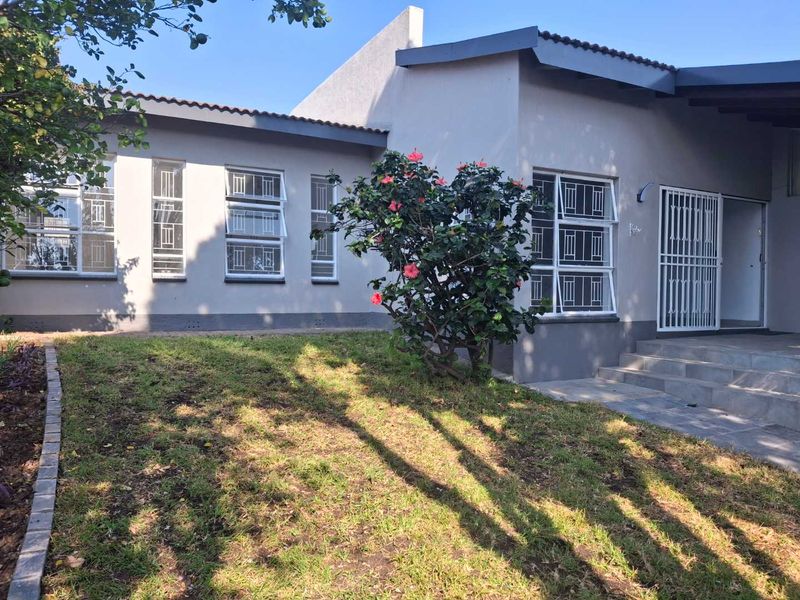 A GORGEOUS TWO BEDROOM RENOVATED SIMPLEX - Photo 1