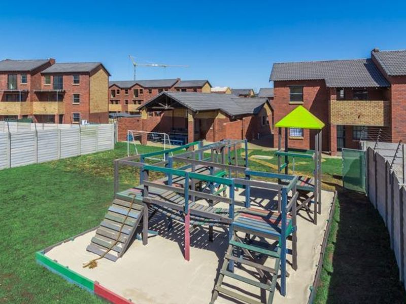 2 Bedroom Upstairs Unit - Photo 4