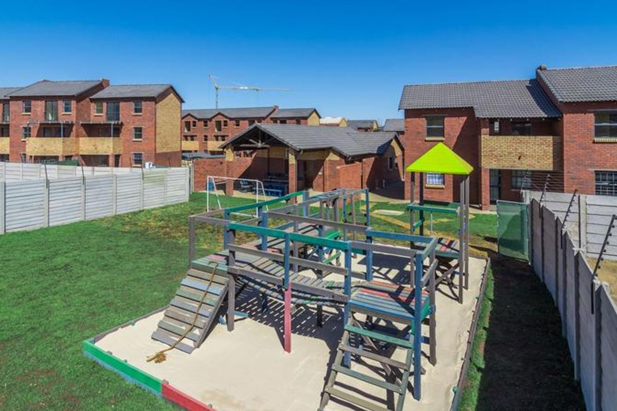 2 Bedroom Upstairs Unit - Photo 4