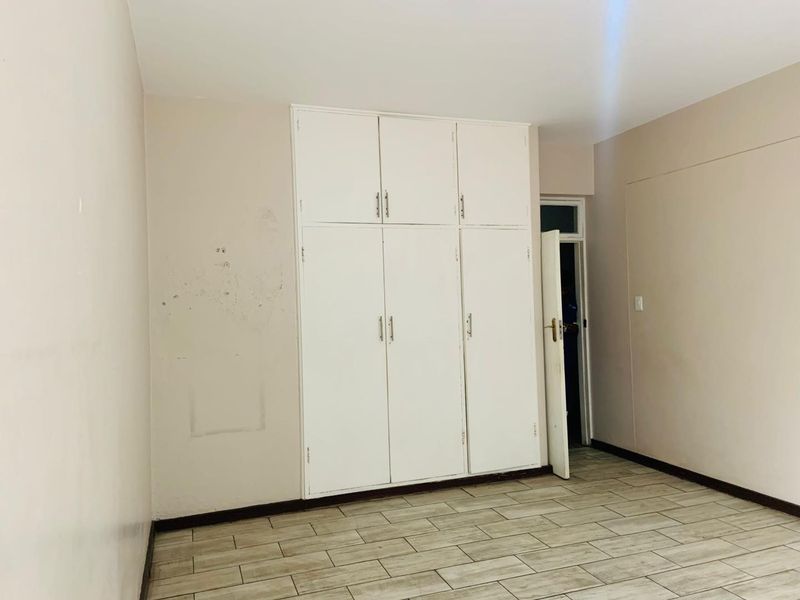 Private Bedrooms with Ample Storage in Shared Apartment - Photo 7