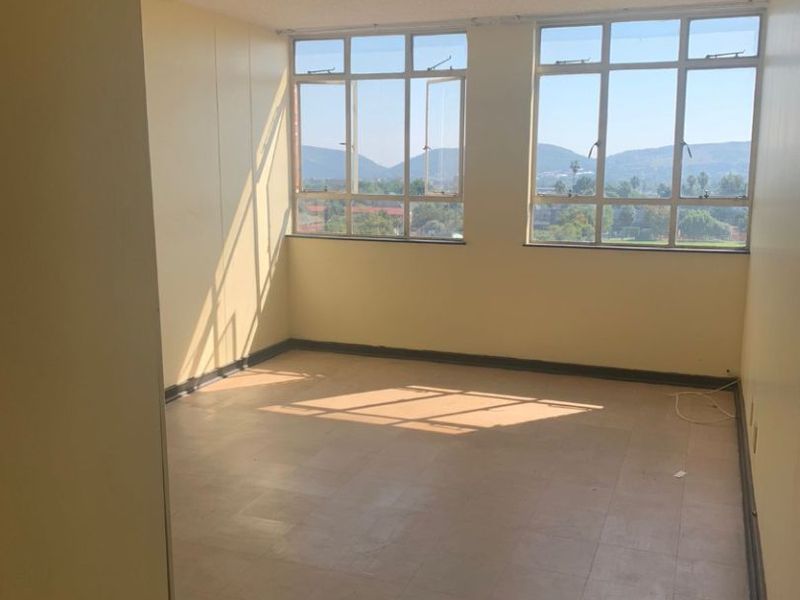 Spacious Bachelor Apartment for Rent - Photo 8