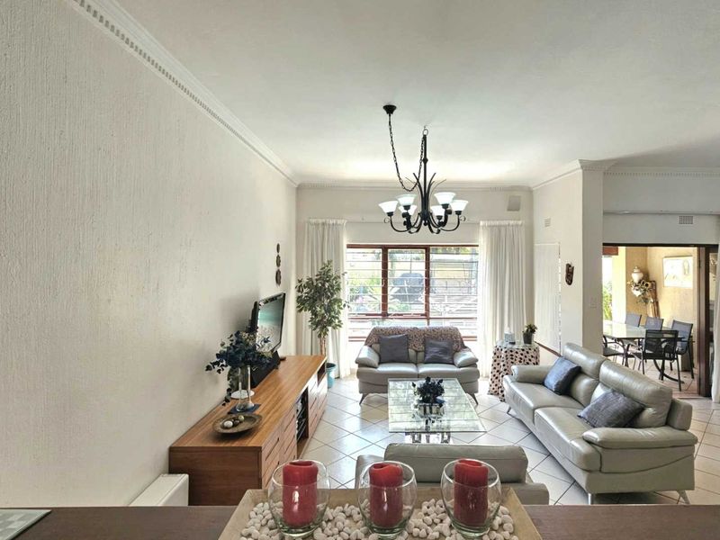 Spacious 3/4 Bedroom Sandton Townhouse Offering The “Best” Future Property Investment - Photo 10