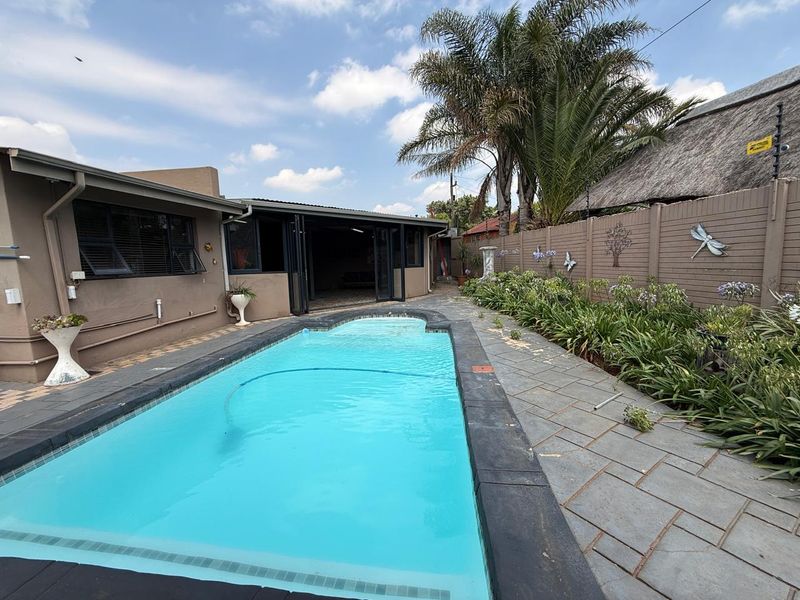 VERSATILE FAMILY HOME WITH MULTIPLE LIVING OPTIONS - Photo 10