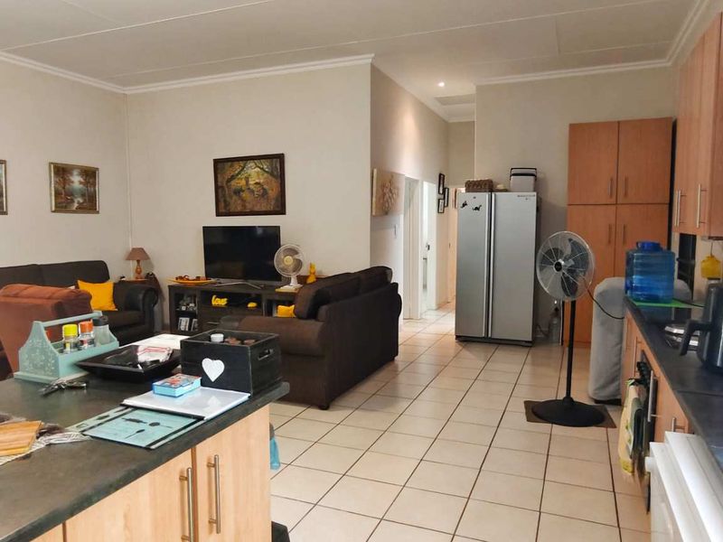 Pristine Modern Retreat in the Heart of the Bushveld - Photo 10