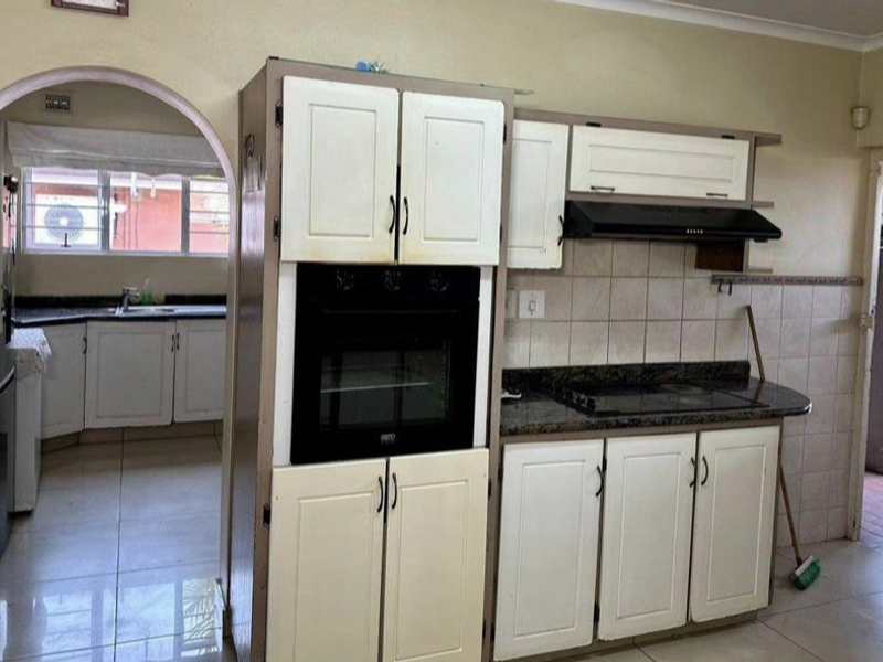 4 bedroom low maintenance home for sale in Sunningdale - Photo 9