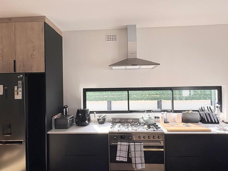 Renovated Three Bedroom Pet Friendly House - Claremont - Photo 4