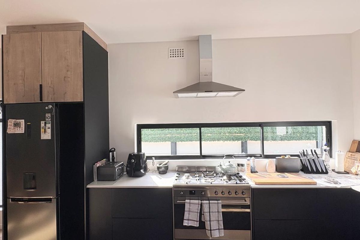 Renovated Three Bedroom Pet Friendly House - Claremont - Photo 4