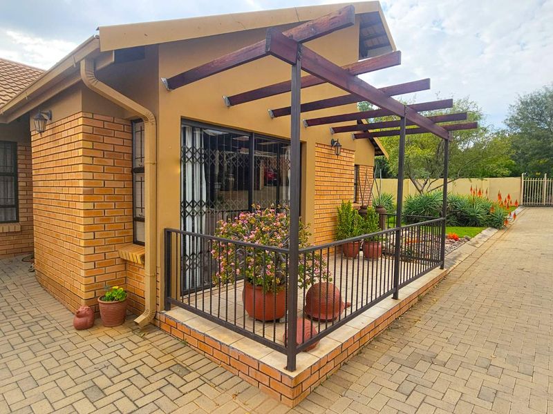 Retirement Lifestyle Living – 2 Bedroom Townhouse in Sought-After Langenhovenpark - Photo 3