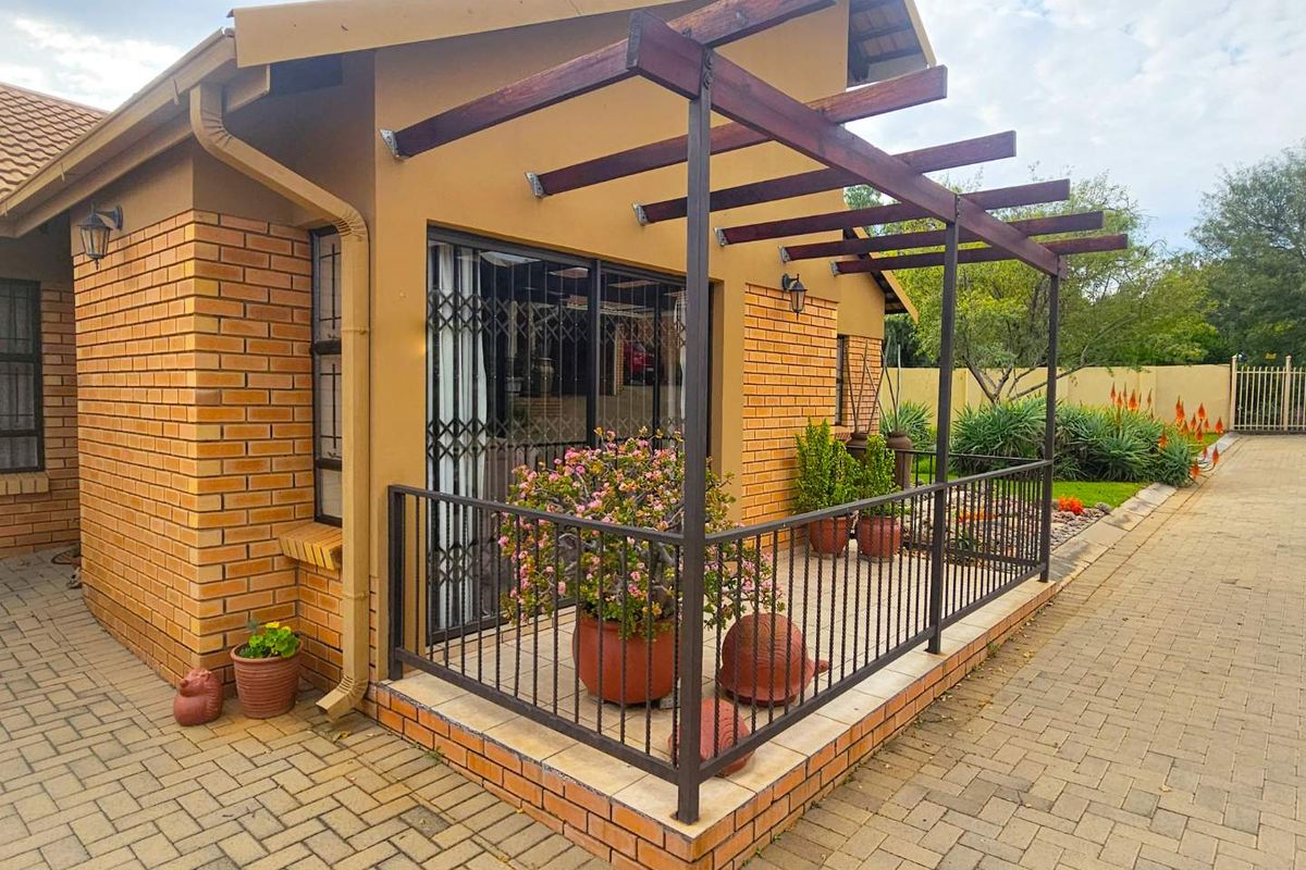Retirement Lifestyle Living – 2 Bedroom Townhouse in Sought-After Langenhovenpark - Photo 3