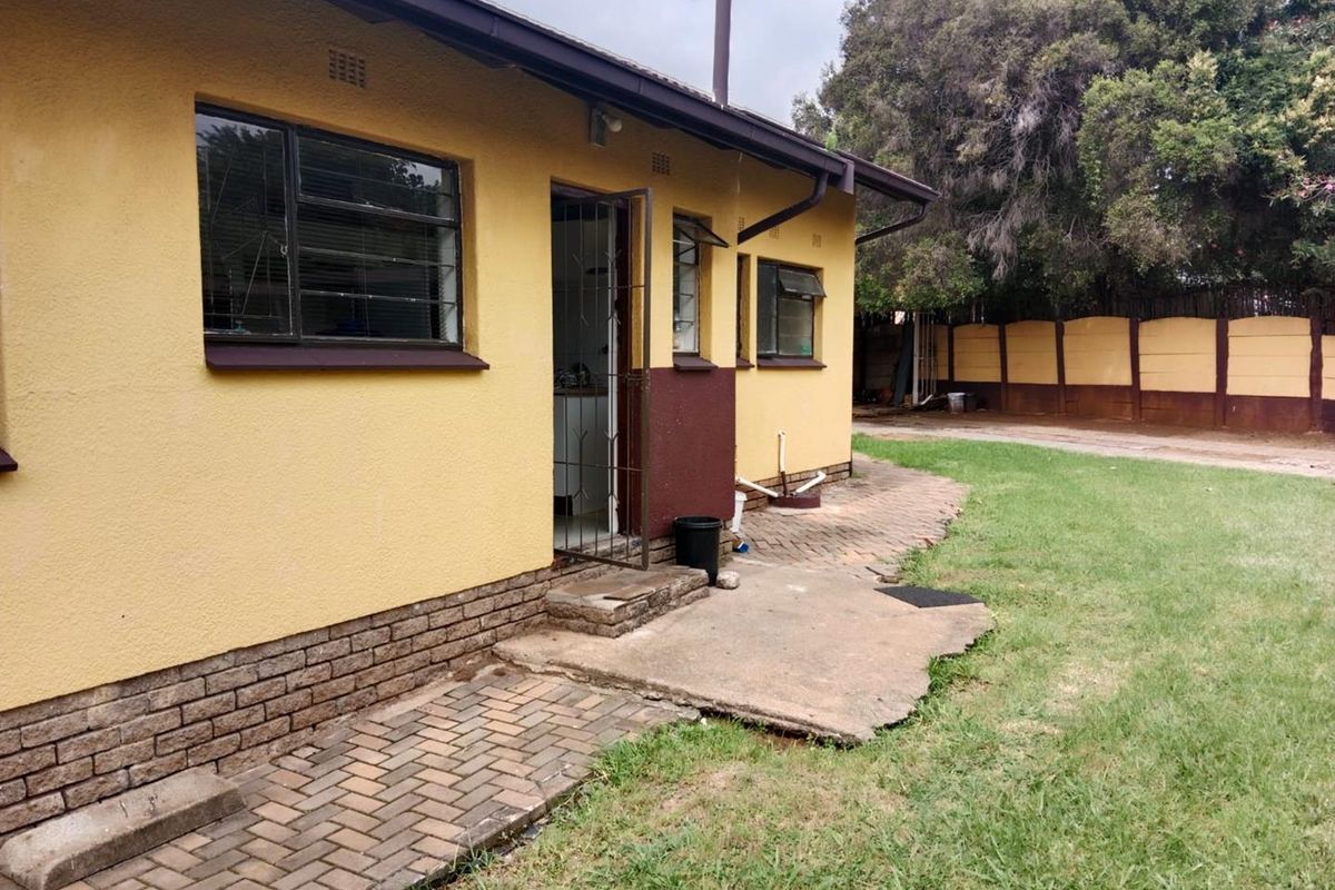 Large family home for sale in an enclosed upper Birchacres - Photo 4