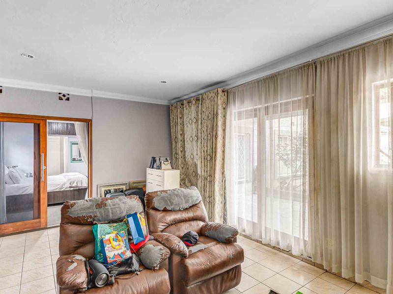 Spacious Family Home with Multiple Living Areas & Excellent Location in Kew - Photo 3