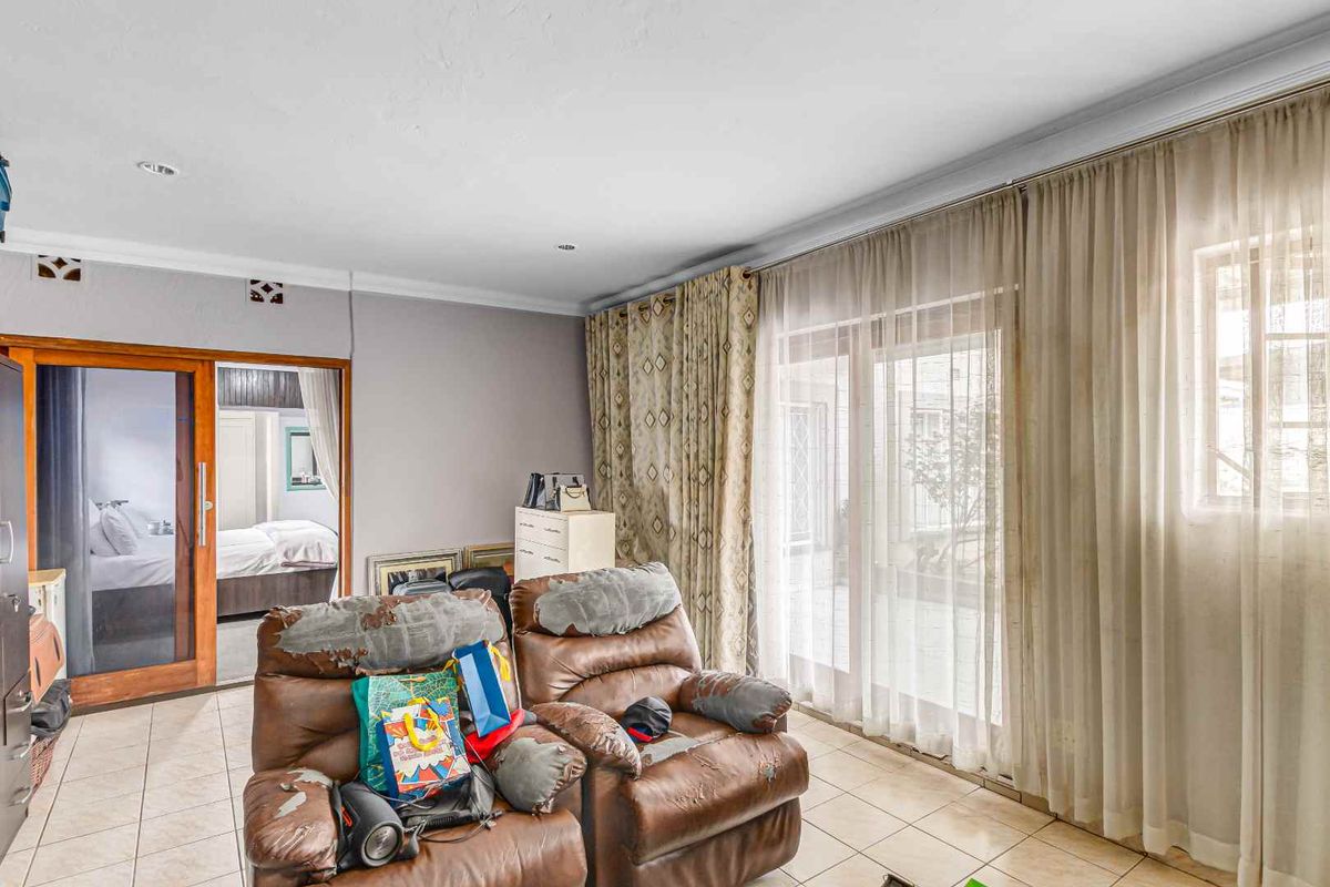 Spacious Family Home with Multiple Living Areas & Excellent Location in Kew - Photo 3