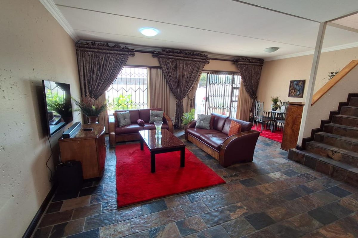 BEAUTIFUL PET FRIENDLY TOWNHOUSE - GLENVISTA - Photo 4