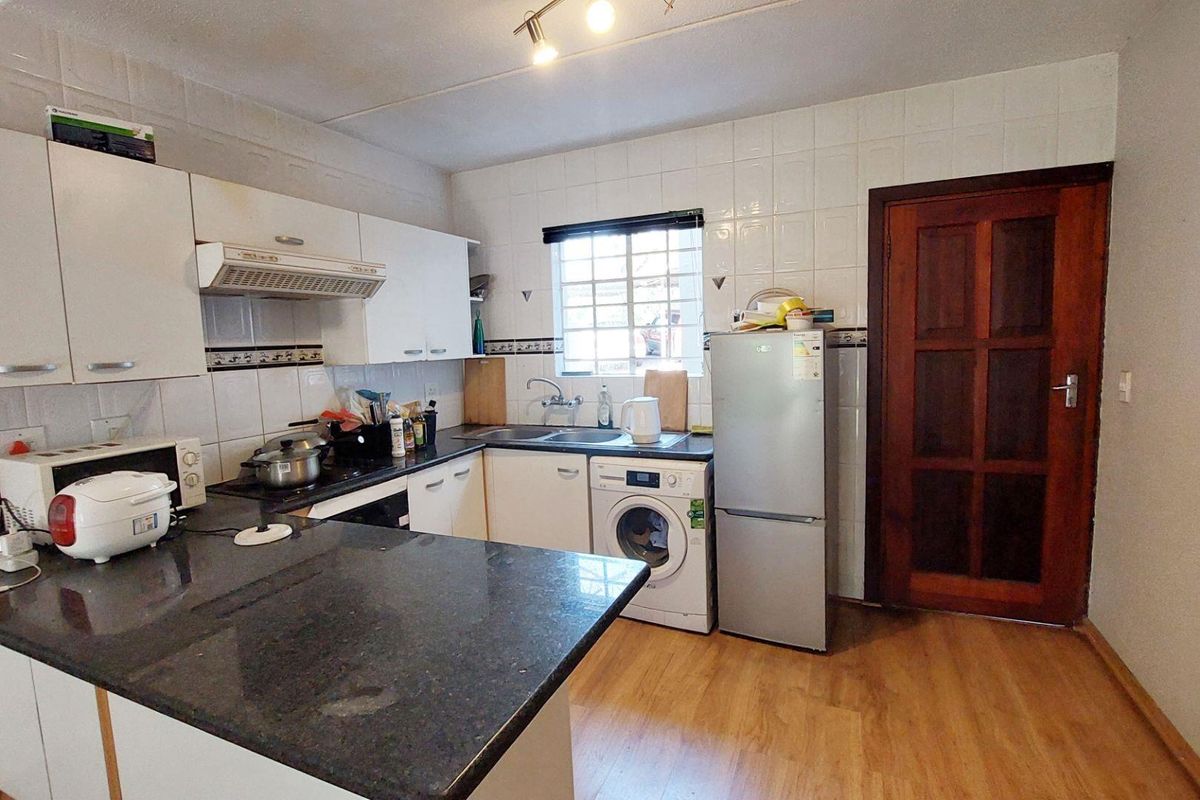 2 bedroom, 1 bathroom Ground Floor apartment with Direct Access to the Spruit - Photo 2