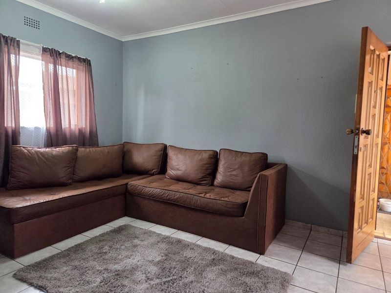 Secure & Stylish Upstairs Unit in Verwoerdpark - Photo 4