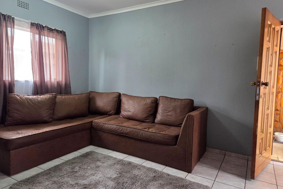 Secure & Stylish Upstairs Unit in Verwoerdpark - Photo 4