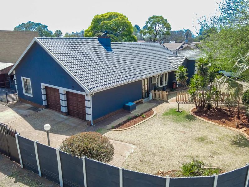 Beautiful 3-Bedroom Home with a Flatlet - Photo 3