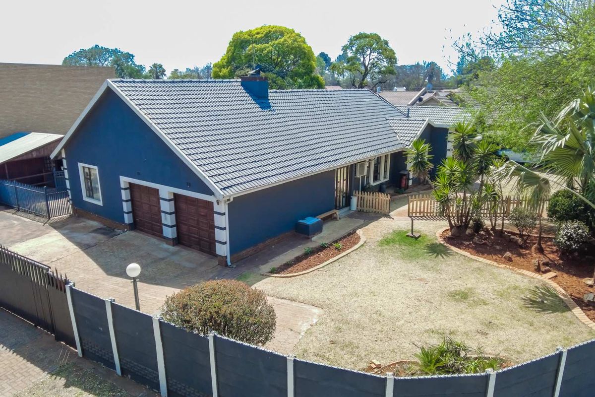 Beautiful 3-Bedroom Home with a Flatlet - Photo 3