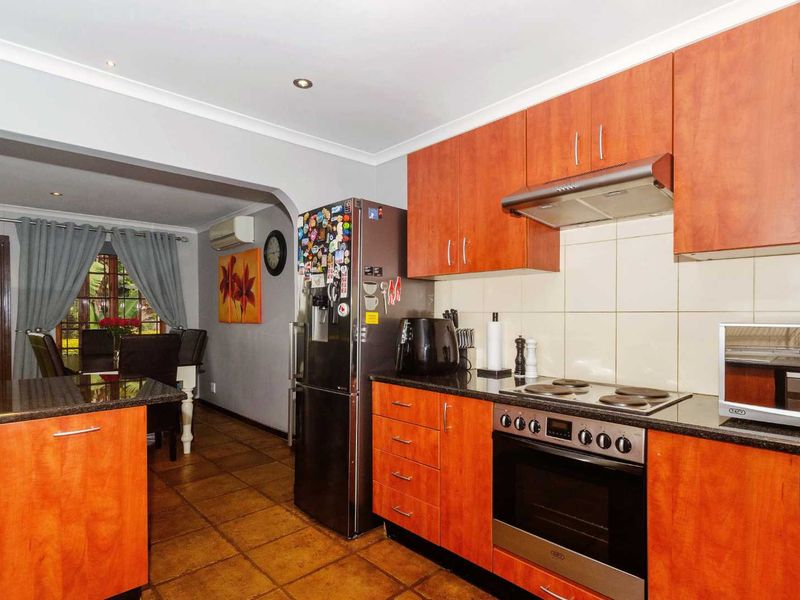 Beautiful 2 Bedroom Townhouse For Sale in Waterfall - Photo 6