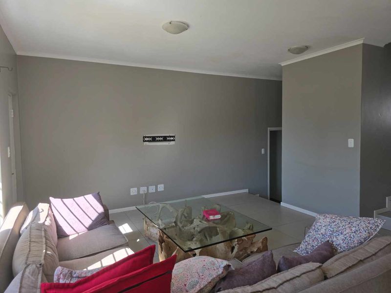 Elegant Family Living in Coral Wood Village Estate – Spacious 3-Bedroom Home with Double Garage and Private Garden in Blue Hills, Midrand - Photo 3