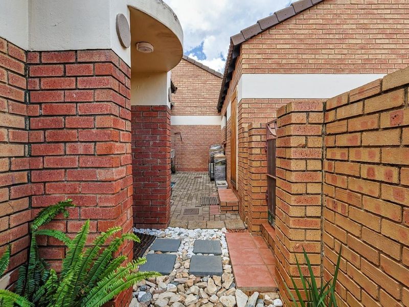 Perfect Mooikloof Ridge Home – Spacious Bedrooms, Big Garden, Great Amenities - Photo 4