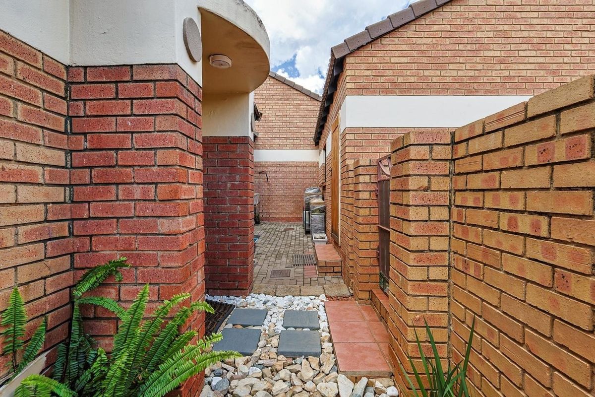 Perfect Mooikloof Ridge Home – Spacious Bedrooms, Big Garden, Great Amenities - Photo 4