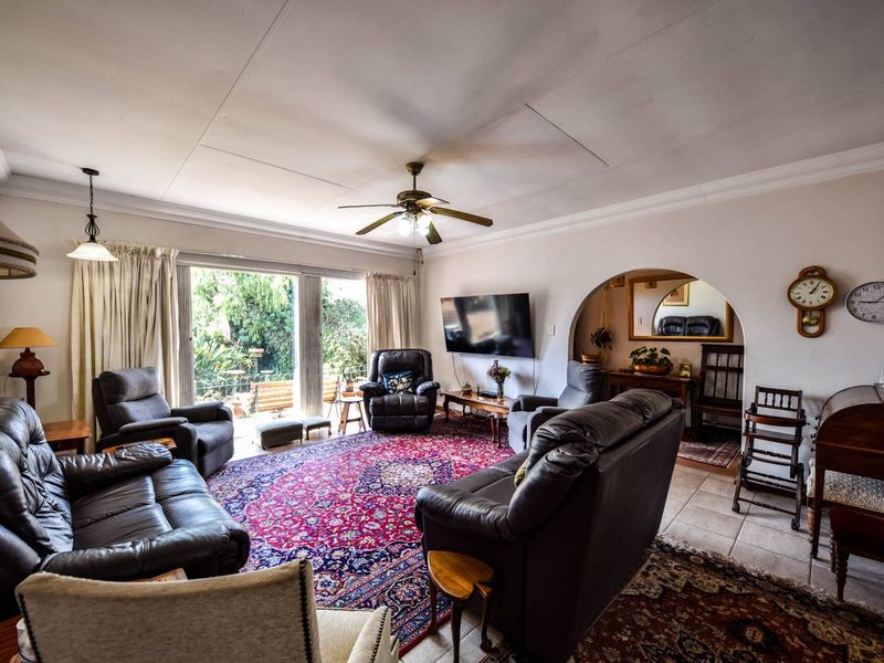 Three bedroom home with spacious flat - Garsfontein - Photo 9