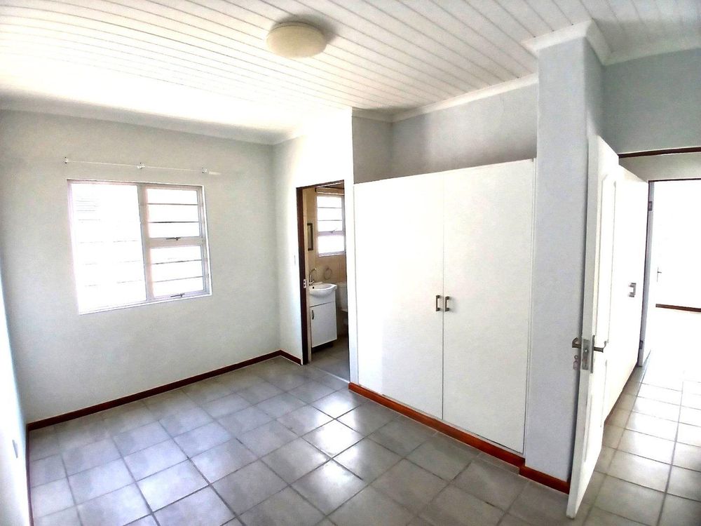 Main en suite Bedroom (with shower).