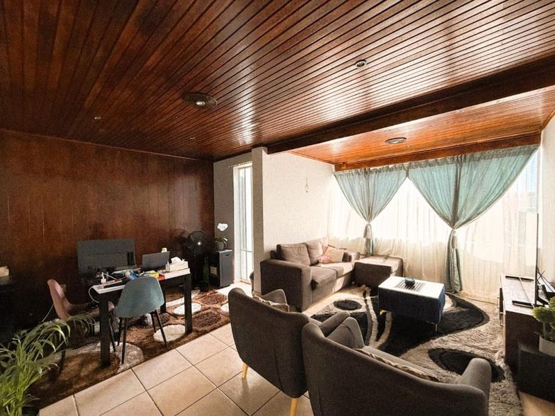 Top-Floor Comfort, Prime Position - Live Where Everything Is Within Reach! - Photo 2