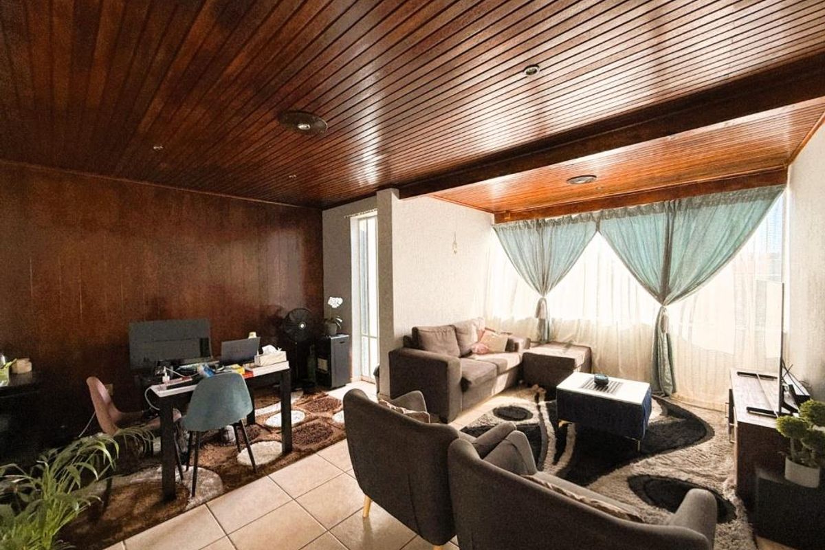Top-Floor Comfort, Prime Position - Live Where Everything Is Within Reach! - Photo 2