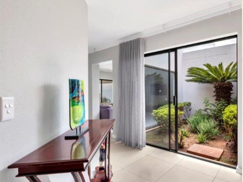 Renovated modern simplex in Exclusive Estate - Move Straight In! - Photo 6