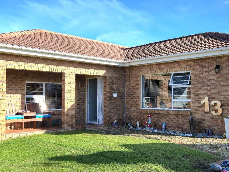 Spacious Single-Level Family Home with Flatlet, Pool & Ultimate Entertainment Area in Franskraal - Photo 2