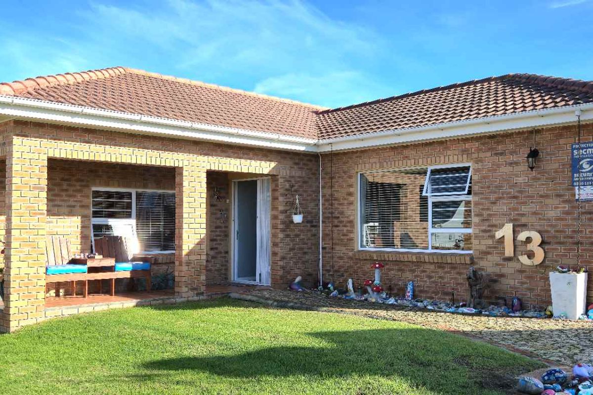 Spacious Single-Level Family Home with Flatlet, Pool & Ultimate Entertainment Area in Franskraal - Photo 2
