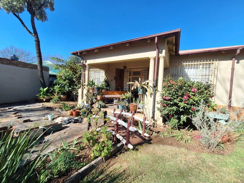 Bright, Spacious Living with Bonus Outbuildings & Garages in Boksburg North - Photo 1