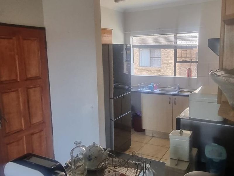 Spacious 3 Bedroom 2 Bathroom Upstairs Unit To Let - Photo 2