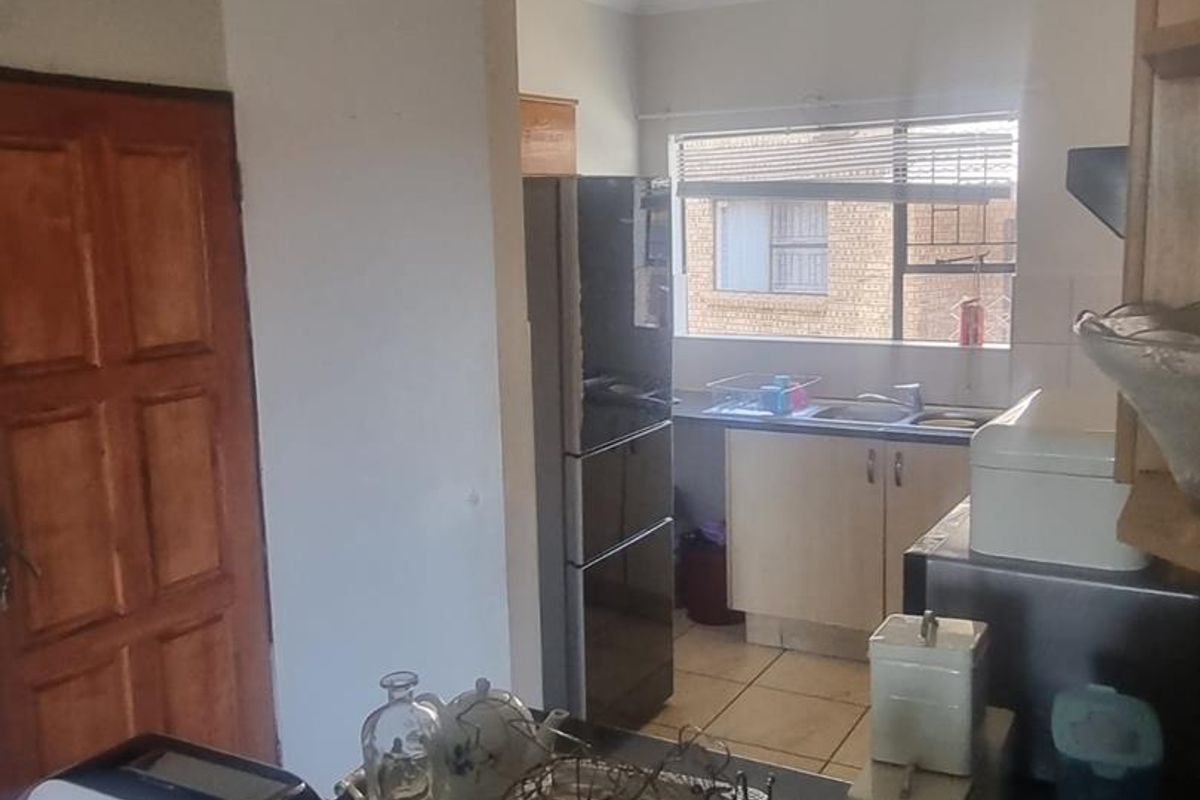 Spacious 3 Bedroom 2 Bathroom Upstairs Unit To Let - Photo 2