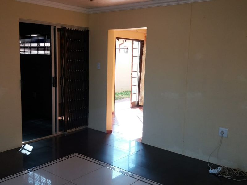 3 Bedroom House For Sale in Soshanguve Vv - Photo 7