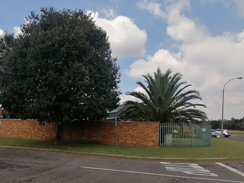 This home with modern kitchen & bathrooms has a lot to offer! - Photo 5