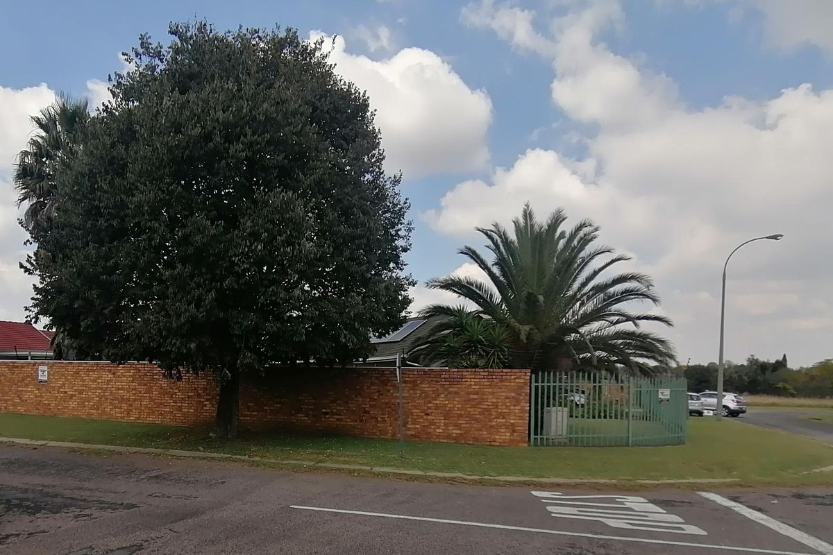 This home with modern kitchen & bathrooms has a lot to offer! - Photo 5