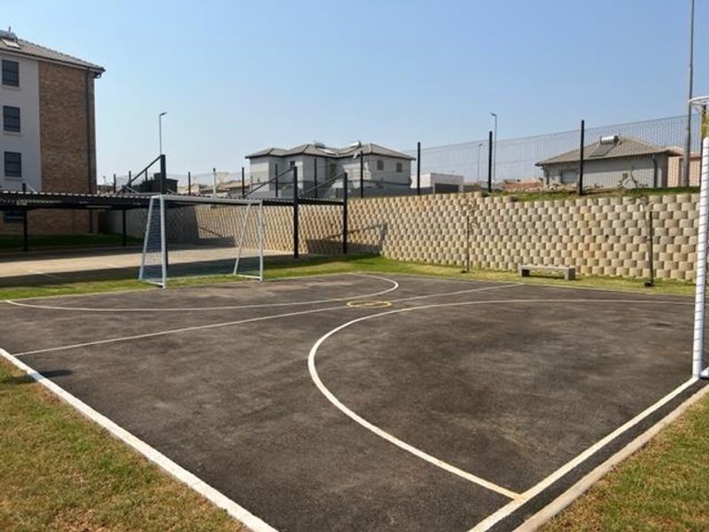 Fourways -Modern Apartment Eagles@Riverside - R 570 000! - Photo 6