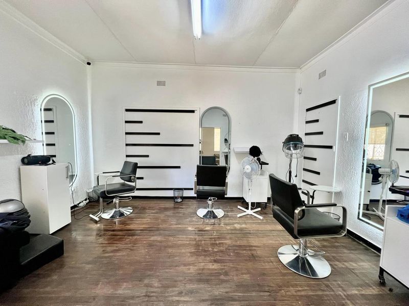 Office Building with 2 Bedroom Flat For Sale - Photo 5