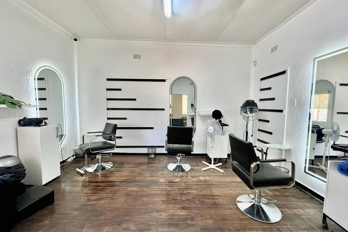 Office Building with 2 Bedroom Flat For Sale - Photo 5