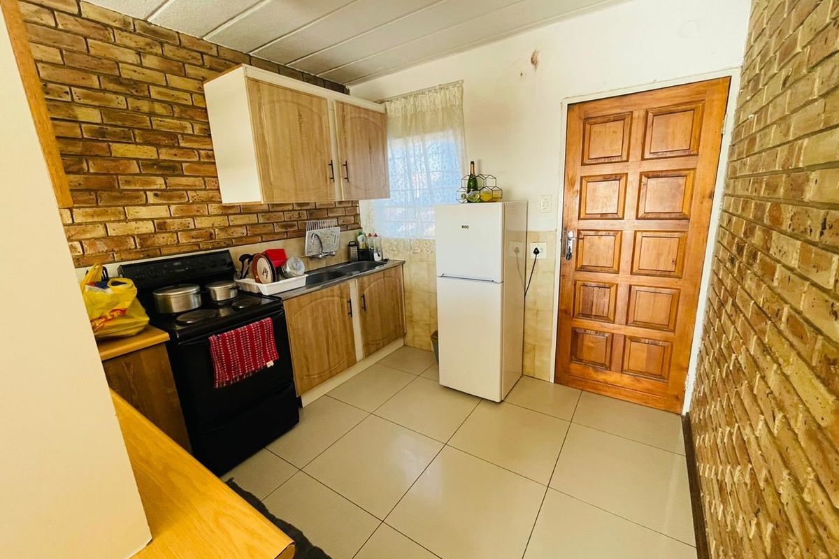 Effortless Style: Modern 2BR with Open-Plan Kitchen - Photo 3